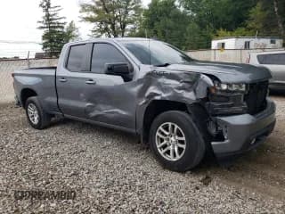 ✅ 2020 Chevrolet Silverado 1500 RST • VIN: 1GCRYEEDXLZ303621 • Lot: 68795454. Wystawiony na Copart z przebiegiem 53 256 mil. Bezpłatny archiwum sprzedaży aukcyjnych z USA i szczegółowy raport historii pojazdu na DreamBid. Zdjęcie 4.