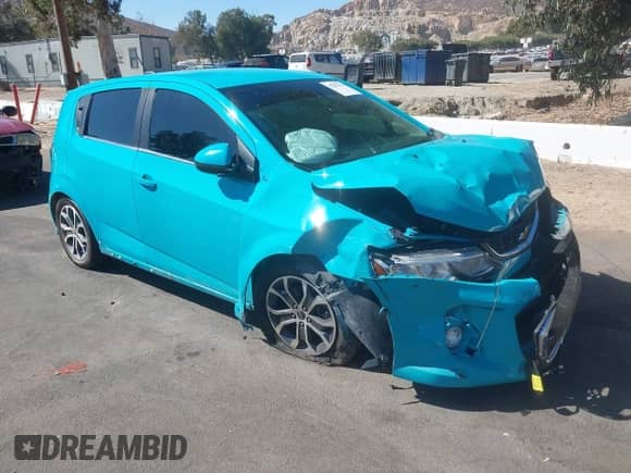 2020 Chevrolet Sonic LT z VIN 1G1JD6SB9L4101926, wystawiony jako IAAI lot #42853614 z przebiegiem 71 732 mil mil oraz . Historia ofert i sprzedaży dostępna na DreamBid. Obrazek 1.