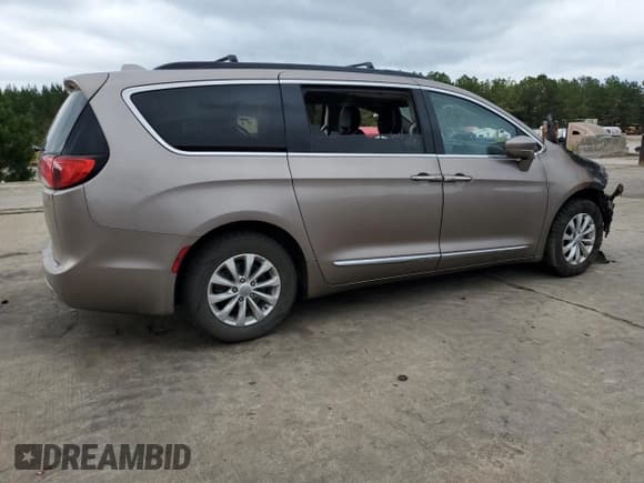 ✅ 2017 Chrysler Pacifica Touring L • VIN: 2C4RC1BG5HR535762 • Lot: 84739835. Wystawiony na Copart z przebiegiem Nie podano. Bezpłatny archiwum sprzedaży aukcyjnych z USA i szczegółowy raport historii pojazdu na DreamBid. Zdjęcie 3.