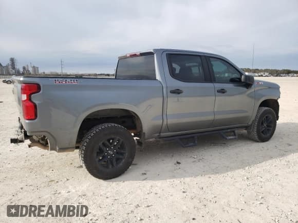 ✅ 2021 Chevrolet Silverado 1500 Custom Trail Boss • VIN: 3GCPYCELXMG285450 • Lot: 47127795. Wystawiony na Copart z przebiegiem 79 628 mil. Bezpłatny archiwum sprzedaży aukcyjnych z USA i szczegółowy raport historii pojazdu na DreamBid. Zdjęcie 3.