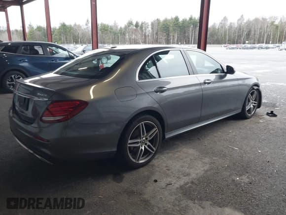 ✅ 2017 Mercedes-Benz E 300 Luxury • VIN: WDDZF4KB5HA272194 • Lot: 43714855. Wystawiony na IAAI z przebiegiem 32 251 mil. Bezpłatny archiwum sprzedaży aukcyjnych z USA i szczegółowy raport historii pojazdu na DreamBid. Zdjęcie 4.