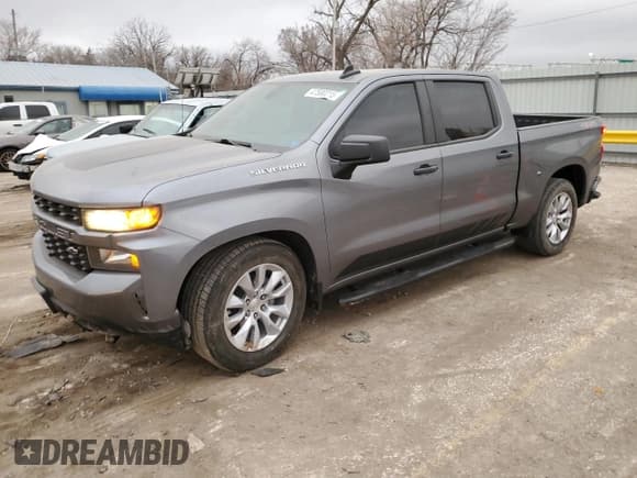 ✅ 2022 Chevrolet Silverado 1500 Custom • VIN: 3GCPYBEK9NG150768 • Lot: 47590215. Wystawiony na Copart z przebiegiem 37 573 mil. Bezpłatny archiwum sprzedaży aukcyjnych z USA i szczegółowy raport historii pojazdu na DreamBid. Zdjęcie 1.