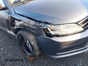 ✅ 2017 Volkswagen Jetta SE • VIN: 3VWDB7AJ2HM242998 • Lot: 43436133. Wystawiony na IAAI z przebiegiem 103 735 mil. Bezpłatny archiwum sprzedaży aukcyjnych z USA i szczegółowy raport historii pojazdu na DreamBid. Zdjęcie 6.