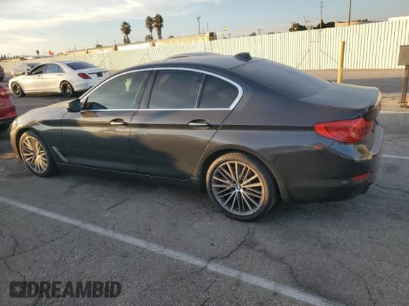 ✅ 2018 BMW 5 Series 530i • VIN: WBAJA5C54JG898145 • Лот: 90877975. Опубликован ранее на Copart с пробегом 94 633 миль. Бесплатный доступ к архиву аукционных продаж из США и подробный отчёт об истории автомобиля на DreamBid. Изображение 2.