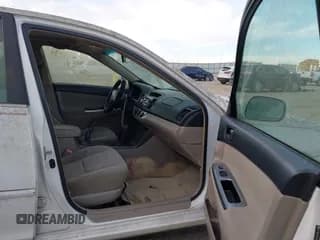 ✅ 2005 Toyota Camry LE • VIN: 4T1BE32K15U025625 • Lot: 43680737. Wystawiony na IAAI z przebiegiem 218 341 mil. Bezpłatny archiwum sprzedaży aukcyjnych z USA i szczegółowy raport historii pojazdu na DreamBid. Zdjęcie 5.