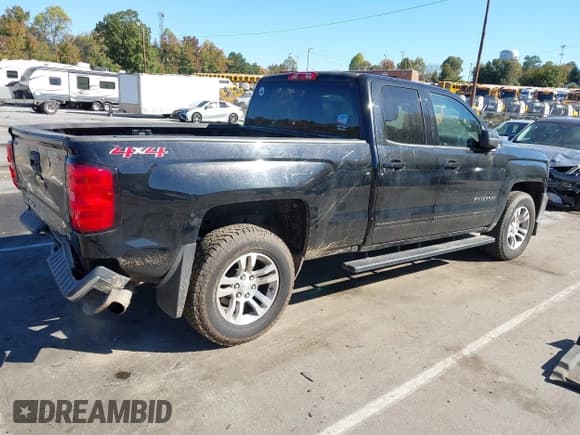 ✅ 2018 Chevrolet Silverado 1500 LT • VIN: 1GCVKRECXJZ215857 • Лот: 43473435. Опубликован ранее на IAAI с пробегом 213 061 миль. Бесплатный доступ к архиву аукционных продаж из США и подробный отчёт об истории автомобиля на DreamBid. Изображение 4.