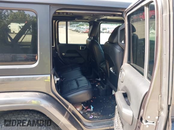 ✅ 2018 Jeep Wrangler Unlimited Sahara • VIN: 1C4HJXEG1JW159817 • Lot: 42565032. Wystawiony na IAAI z przebiegiem 158 695 mil. Bezpłatny archiwum sprzedaży aukcyjnych z USA i szczegółowy raport historii pojazdu na DreamBid. Zdjęcie 8.