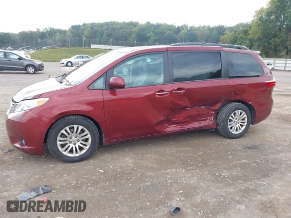 ✅ 2017 Toyota Sienna XLE • VIN: 5TDYZ3DC3HS847876 • Lot: 43288058. Listed on IAAI with 95,784 mi. Free auction sales archive from the USA and detailed vehicle history report at DreamBid. Image 6.