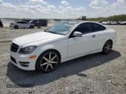 ✅ 2015 Mercedes-Benz C 250 • VIN: WDDGJ4HB4FG351444 • Lot: 51834965. Wystawiony na Copart z przebiegiem 76 841 mil. Bezpłatny archiwum sprzedaży aukcyjnych z USA i szczegółowy raport historii pojazdu na DreamBid. Zdjęcie 1.