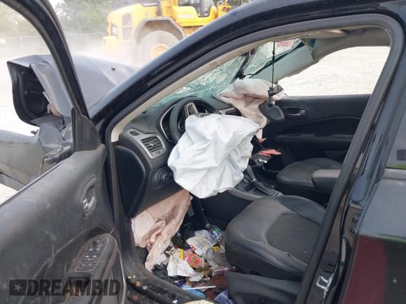 ✅ 2018 Jeep Compass Latitude • VIN: 3C4NJDBB2JT222584 • Lot: 42917055. Wystawiony na IAAI z przebiegiem 91 394 mil. Bezpłatny archiwum sprzedaży aukcyjnych z USA i szczegółowy raport historii pojazdu na DreamBid. Zdjęcie 5.