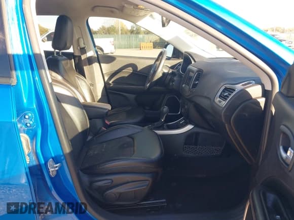 ✅ 2018 Jeep Compass Latitude • VIN: 3C4NJCBB4JT165525 • Lot: 43616258. Listed on IAAI with 71,319 mi. Free auction sales archive from the USA and detailed vehicle history report at DreamBid. Image 5.