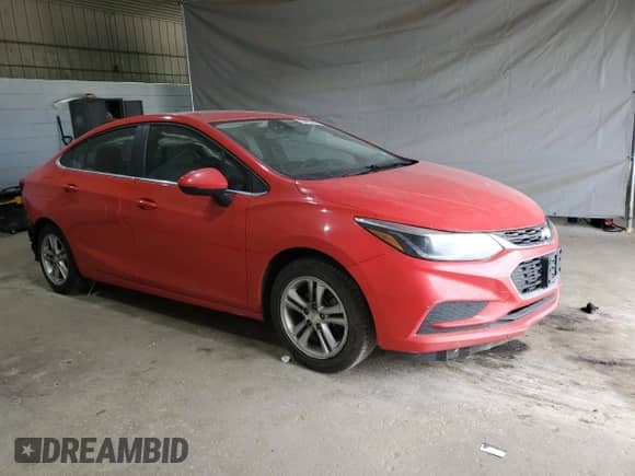 2018 Chevrolet Cruze LT z VIN 1G1BE5SM6J7130373, wystawiony jako Copart lot #70095855 z przebiegiem 135 592 mil mil oraz Szkoda całkowita • Salvage title. Historia ofert i sprzedaży dostępna na DreamBid. Obrazek 4.
