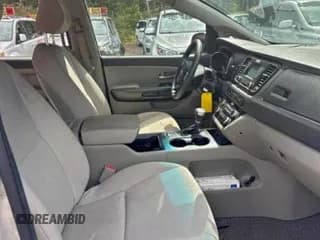 ✅ 2017 Kia Sedona L • VIN: KNDMA5C14H6284063 • Lot: 95262945. Wystawiony na Copart z przebiegiem 200 393 mil. Bezpłatny archiwum sprzedaży aukcyjnych z USA i szczegółowy raport historii pojazdu na DreamBid. Zdjęcie 5.