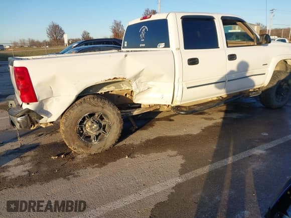 ✅ 2006 Chevrolet Silverado 2500HD LT1 • VIN: 1GCHK23D06F264669 • Lot: 41106561. Listed on IAAI with Not provided. Free auction sales archive from the USA and detailed vehicle history report at DreamBid. Image 21.