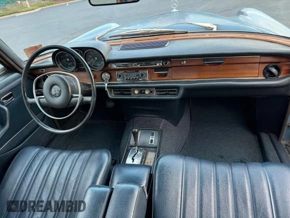 ✅ 1972 Mercedes-Benz 280 • VIN: 10801812088890 • Lot: 93287845. Wystawiony na Copart z przebiegiem 85 343 mil. Bezpłatny archiwum sprzedaży aukcyjnych z USA i szczegółowy raport historii pojazdu na DreamBid. Zdjęcie 9.