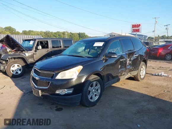 2010 Chevrolet Traverse 1LT z VIN 1GNLVFED5AS117261, wystawiony jako IAAI lot #43220575 z przebiegiem 257 124 mil mil oraz . Historia ofert i sprzedaży dostępna na DreamBid. Obrazek 2.