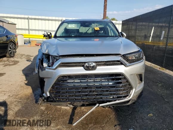 ✅ 2025 Toyota Highlander XLE • VIN: 5TDAAAA55SS023629 • Lot: 81696025. Listed on Copart with 11,827 mi. Free auction sales archive from the USA and detailed vehicle history report at DreamBid. Image 5.