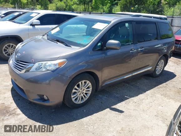 ✅ 2017 Toyota Sienna XLE Auto Access Seat • VIN: 5TDYZ3DC2HS771745 • Лот: 42314111. Опубликован ранее на IAAI с пробегом 81 236 миль. Бесплатный доступ к архиву аукционных продаж из США и подробный отчёт об истории автомобиля на DreamBid. Изображение 2.