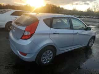 2017 Hyundai Accent SE z VIN KMHCT5AE7HU319780, wystawiony jako Copart lot #91014085 z przebiegiem 101 159 mil mil oraz Czysty tytuł • Clean title. Historia ofert i sprzedaży dostępna na DreamBid. Obrazek 3.