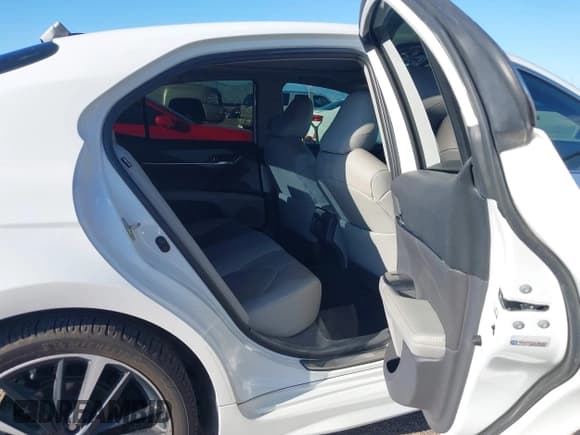 ✅ 2019 Toyota Camry XSE • VIN: 4T1BZ1HK7KU032123 • Lot: 43260153. Listed on IAAI with 93,730 mi. Free auction sales archive from the USA and detailed vehicle history report at DreamBid. Image 8.