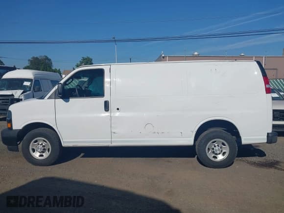 ✅ 2020 Chevrolet Express Cargo • VIN: 1GCWGAFP7L1254738 • Lot: 42937574. Wystawiony na IAAI z przebiegiem 48 077 mil. Bezpłatny archiwum sprzedaży aukcyjnych z USA i szczegółowy raport historii pojazdu na DreamBid. Zdjęcie 14.