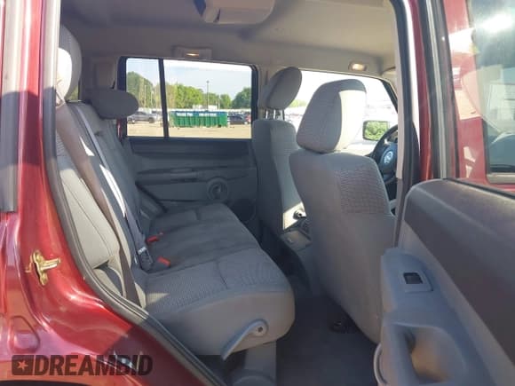 ✅ 2007 Jeep Commander Sport • VIN: 1J8HH48P87C553761 • Lot: 42442898. Listed on IAAI with 171,863 mi. Free auction sales archive from the USA and detailed vehicle history report at DreamBid. Image 8.