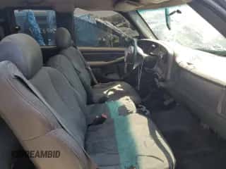 2002 Chevrolet Silverado 1500 z VIN 2GCEC19W121412302, wystawiony jako Copart lot #55272472 z przebiegiem 204 099 mil mil oraz Szkoda całkowita • Salvage title. Historia ofert i sprzedaży dostępna na DreamBid. Obrazek 5.