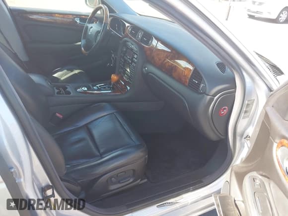 ✅ 2005 Jaguar XJ 8 LWB • VIN: SAJWA79CX5SG39435 • Lot: 42757151. Wystawiony na IAAI z przebiegiem 77 576 mil. Bezpłatny archiwum sprzedaży aukcyjnych z USA i szczegółowy raport historii pojazdu na DreamBid. Zdjęcie 5.