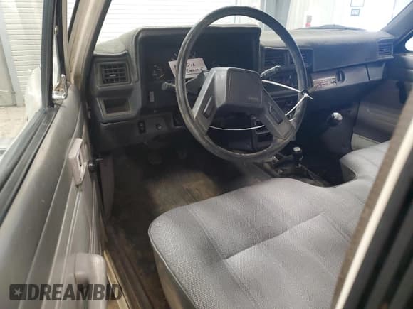 ✅ 1986 Toyota Pickup • VIN: JT4RN67D8G5039713 • Lot: 52261765. Wystawiony na Copart z przebiegiem 97 961 mil. Bezpłatny archiwum sprzedaży aukcyjnych z USA i szczegółowy raport historii pojazdu na DreamBid. Zdjęcie 8.