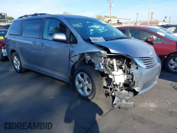 ✅ 2017 Toyota Sienna LE Auto Access Seat • VIN: 5TDKZ3DC4HS890838 • Lot: 43635110. Wystawiony na IAAI z przebiegiem 85 315 mil. Bezpłatny archiwum sprzedaży aukcyjnych z USA i szczegółowy raport historii pojazdu na DreamBid. Zdjęcie 1.