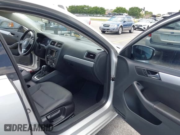 ✅ 2011 Volkswagen Jetta SEL • VIN: 3VWLX7AJ1BM352557 • Лот: 42569321. Опубликован ранее на IAAI с пробегом 130 321 миль. Бесплатный доступ к архиву аукционных продаж из США и подробный отчёт об истории автомобиля на DreamBid. Изображение 5.