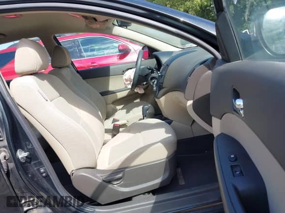 2010 Hyundai Elantra SE z VIN KMHDC8AE5AU063201, wystawiony jako IAAI lot #42995022 z przebiegiem 123 791 mil mil oraz . Historia ofert i sprzedaży dostępna na DreamBid. Obrazek 5.