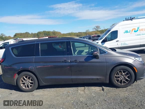 ✅ 2021 Chrysler Pacifica Touring • VIN: 2C4RC1FG5MR526449 • Lot: 43463259. Wystawiony na IAAI z przebiegiem 163 589 mil. Bezpłatny archiwum sprzedaży aukcyjnych z USA i szczegółowy raport historii pojazdu na DreamBid. Zdjęcie 14.