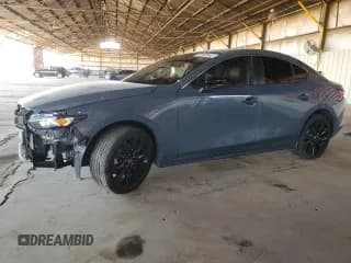 ✅ 2023 Mazda 3 S Carbon Edition • VIN: 3MZBPBCM8PM361284 • Лот: 91872845. Опубликован ранее на Copart с пробегом 21 606 миль. Бесплатный доступ к архиву аукционных продаж из США и подробный отчёт об истории автомобиля на DreamBid. Изображение 1.