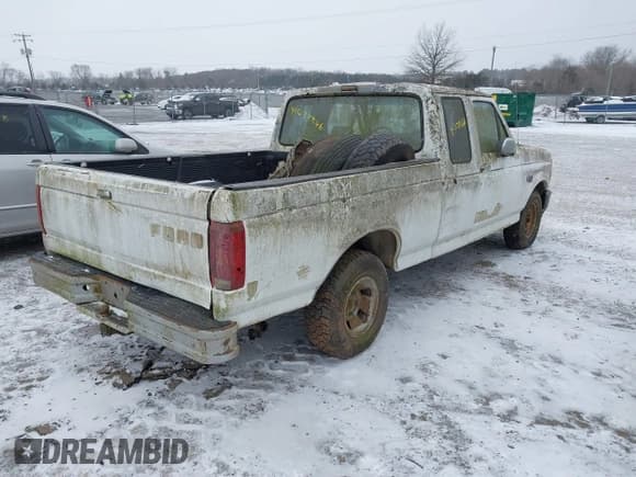 ✅ 1992 Ford F-150 S • VIN: 1FTEX15Y5NKB85499 • Lot: 41622266. Wystawiony na IAAI z przebiegiem Nie podano. Bezpłatny archiwum sprzedaży aukcyjnych z USA i szczegółowy raport historii pojazdu na DreamBid. Zdjęcie 4.