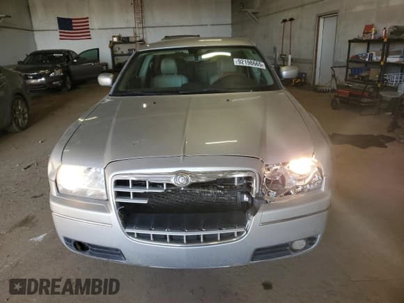 ✅ 2006 Chrysler 300 Touring • VIN: 2C3KK53G46H537858 • Лот: 92198665. Опубликован ранее на Copart с пробегом 212 807 миль. Бесплатный доступ к архиву аукционных продаж из США и подробный отчёт об истории автомобиля на DreamBid. Изображение 5.