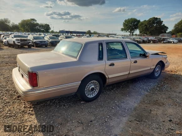 ✅ 1996 Lincoln Town Car Executive • VIN: 1LNLM81W9TY702967 • Лот: 71869405. Опубликован ранее на Copart с пробегом 67 697 миль. Бесплатный доступ к архиву аукционных продаж из США и подробный отчёт об истории автомобиля на DreamBid. Изображение 3.