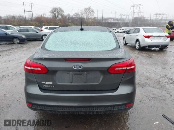 ✅ 2017 Ford Focus S • VIN: 1FADP3E2XHL256073 • Lot: 43826308. Wystawiony na IAAI z przebiegiem 102 685 mil. Bezpłatny archiwum sprzedaży aukcyjnych z USA i szczegółowy raport historii pojazdu na DreamBid. Zdjęcie 17.