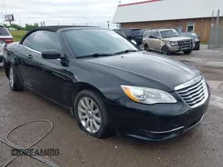 ✅ 2013 Chrysler 200 Touring • VIN: 1C3BCBEB5DN532976 • Lot: 42527867. Wystawiony na IAAI z przebiegiem 127 575 mil. Bezpłatny archiwum sprzedaży aukcyjnych z USA i szczegółowy raport historii pojazdu na DreamBid. Zdjęcie 1.