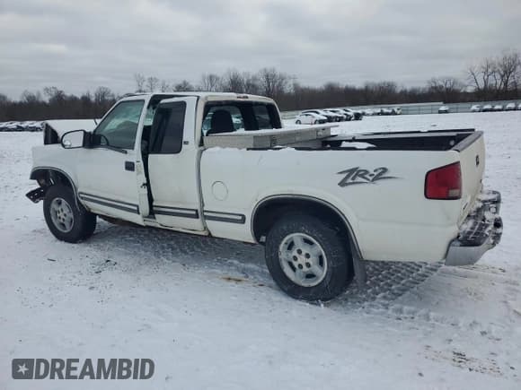 ✅ 2000 Chevrolet S-10 LS • VIN: 1GCDT19WXY8252163 • Лот: 41405495. Опубликован ранее на Copart с пробегом Не указан. Бесплатный доступ к архиву аукционных продаж из США и подробный отчёт об истории автомобиля на DreamBid. Изображение 2.