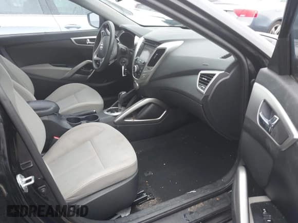 ✅ 2013 Hyundai Veloster w/Black Int • VIN: KMHTC6AD6DU146227 • Lot: 43533594. Wystawiony na IAAI z przebiegiem 104 427 mil. Bezpłatny archiwum sprzedaży aukcyjnych z USA i szczegółowy raport historii pojazdu na DreamBid. Zdjęcie 5.