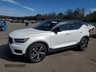 ✅ 2021 Volvo XC40 R-Design • VIN: YV4162UM8M2482851 • Лот: 81782715. Опубликован ранее на Copart с пробегом 49 034 миль. Бесплатный доступ к архиву аукционных продаж из США и подробный отчёт об истории автомобиля на DreamBid. Изображение 1.