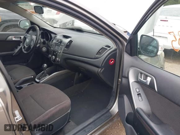 ✅ 2011 Kia Forte SX • VIN: KNAFW5A35B5384682 • Lot: 42963685. Wystawiony na IAAI z przebiegiem 197 696 mil. Bezpłatny archiwum sprzedaży aukcyjnych z USA i szczegółowy raport historii pojazdu na DreamBid. Zdjęcie 5.