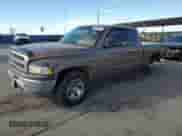 2000 Dodge 1500 z VIN 3B7HC13Z8YM241128, wystawiony jako Copart lot #76496774 z przebiegiem 125 929 mil mil oraz Szkoda całkowita • Salvage title. Historia ofert i sprzedaży dostępna na DreamBid. Obrazek 1.