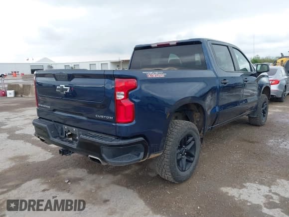 ✅ 2021 Chevrolet Silverado 1500 Custom Trail Boss • VIN: 3GCPYCEF0MG453512 • Lot: 41887270. Wystawiony na IAAI z przebiegiem 95 137 mil. Bezpłatny archiwum sprzedaży aukcyjnych z USA i szczegółowy raport historii pojazdu na DreamBid. Zdjęcie 4.