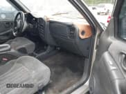 ✅ 2001 Chevrolet Blazer LS • VIN: 1GNCT18W11K246877 • Lot: 42375718. Wystawiony na IAAI z przebiegiem 264 652 mil. Bezpłatny archiwum sprzedaży aukcyjnych z USA i szczegółowy raport historii pojazdu na DreamBid. Zdjęcie 5.