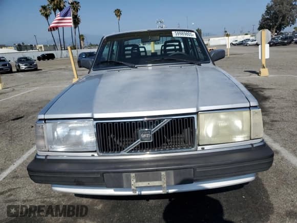 ✅ 1990 Volvo 240 • VIN: YV1AA8842L1410962 • Лот: 59989805. Опубликован ранее на Copart с пробегом 292 862 миль. Бесплатный доступ к архиву аукционных продаж из США и подробный отчёт об истории автомобиля на DreamBid. Изображение 5.