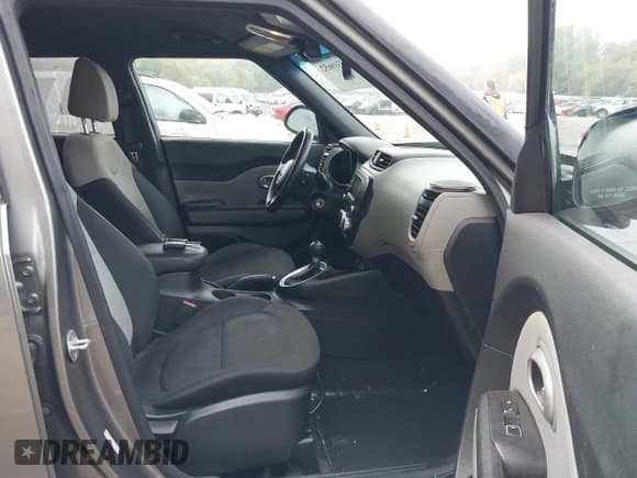 ✅ 2017 Kia Soul • VIN: KNDJN2A28H7488621 • Lot: 43310652. Wystawiony na IAAI z przebiegiem 55 324 mil. Bezpłatny archiwum sprzedaży aukcyjnych z USA i szczegółowy raport historii pojazdu na DreamBid. Zdjęcie 5.