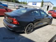 ✅ 2024 Volvo S60 Plus Black Edition • VIN: 7JRL12THXRG315546 • Lot: 89521295. Wystawiony na Copart z przebiegiem 28 561 mil. Bezpłatny archiwum sprzedaży aukcyjnych z USA i szczegółowy raport historii pojazdu na DreamBid. Zdjęcie 3.