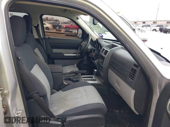 2008 Dodge Nitro SLT z VIN 1D8GT58K58W127412, wystawiony jako IAAI lot #41544874 z przebiegiem 232 748 mil mil oraz . Historia ofert i sprzedaży dostępna na DreamBid. Obrazek 5.